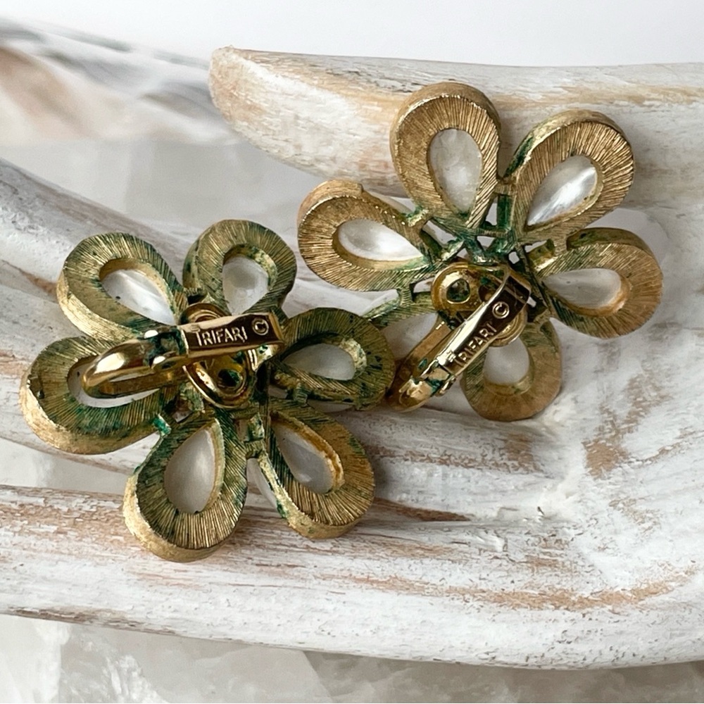 Vintage Crown Trifari White Milk Glass Large Flower
Clip On Earrings Goldtone - Picture 3 of 5